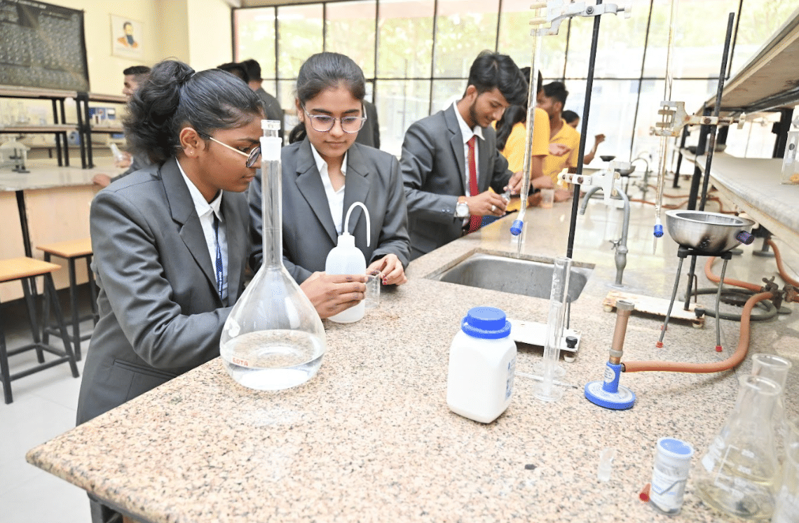 Alard University Powered by Emversity College Images photo 12
